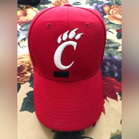 CINCINNATI BEARCATS - NIKE BRAND - Red Baseball Cap - Picture 1 of 9